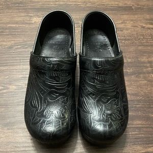 Dansko Black Leather Design